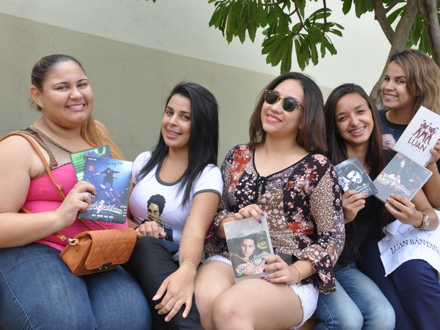 Meninas de fã-clube de Luan Santana dizem gastar R$ 6 mil por ano para seguir cantor (Foto: André Ferreira/ G1)