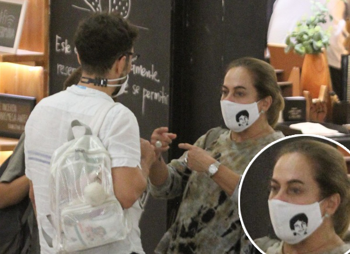 Cissa Guimarães passeia em shopping com máscara com estampa do filho, Rafael Mascarenhas, que morreu em 2010 (Foto: Rodrigo Adão e Webert Belício / AgNews)