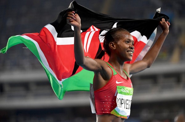 A queniana Faith Chepng’etich comemora medalha de ouro nas Olimpíadas do Rio (Foto: Getty Images)