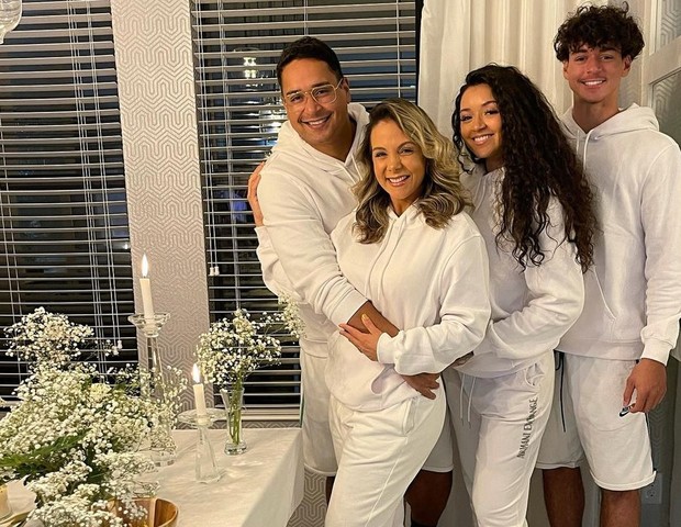 Carla Perez e Xanddy passaram a virada do ano com os filhos, Camilly Victoria e Victor Alexandre (Foto: Reprodução/Instagram)