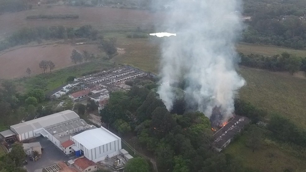 Incêndio atinge área de mata perto da rodovia Raposo Tavares, em Sorocaba (SP) — Foto: Mário de Lavigne Neto/ Arquivo Pessoal