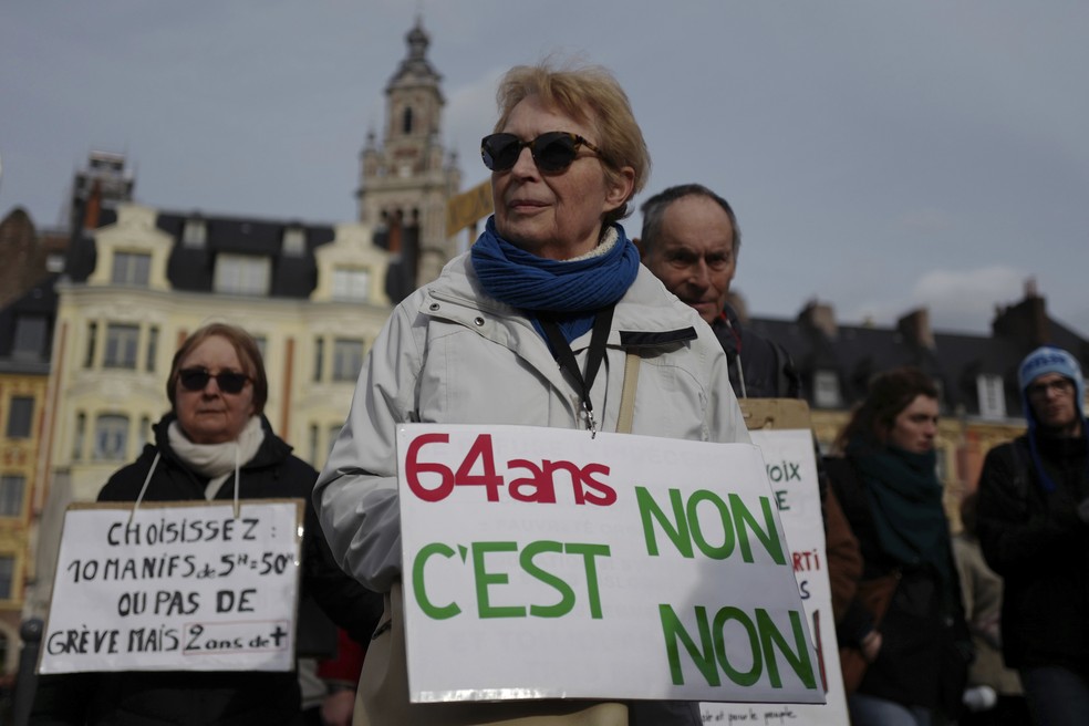 Uma mulher segura um cartaz onde se lê '64 não é não' durante uma manifestação em Lille, norte da França — Foto: Michel Spingler/AP