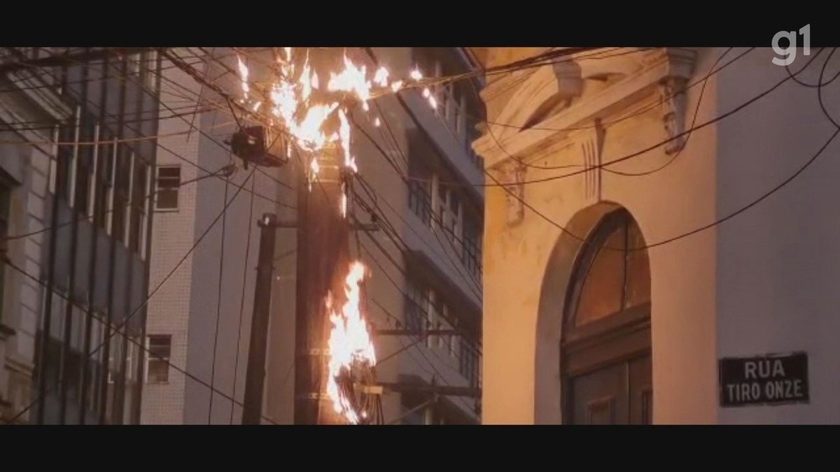 Curto-circuito provoca incêndio em postes no Centro de Santos, SP; VÍDEO 