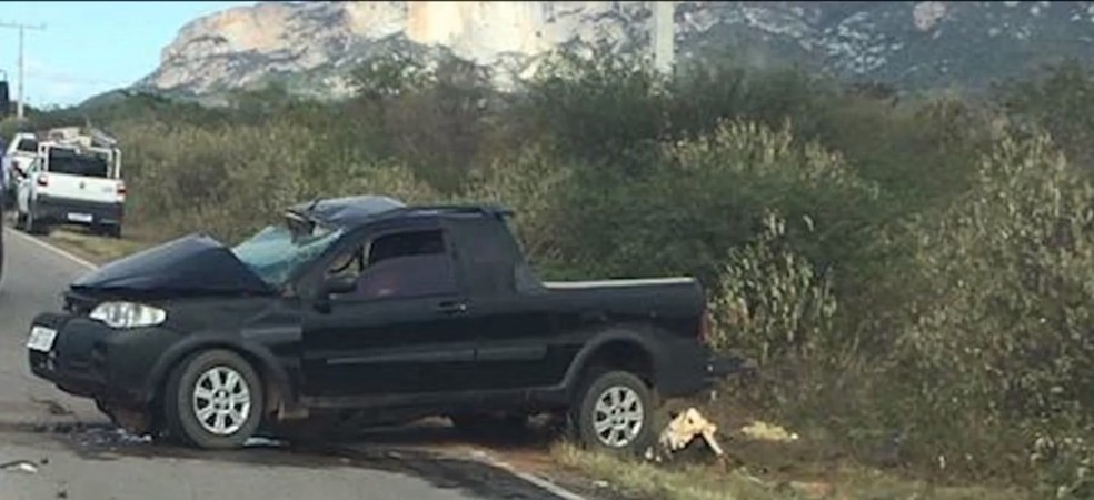 Três pessoas da mesma família morrem após batida entre picape e carro na BA-152 — Foto: Reprodução / TV Bahia