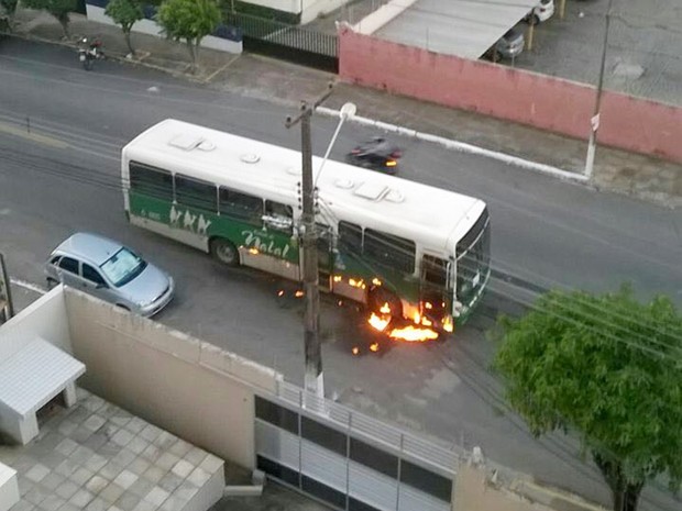 Na Zona Leste de Natal, ônibus foi incendiado no cruzamento da Av. Nacimento de Castro com a Rua dos Tororós (Foto: PM/Divulgação)