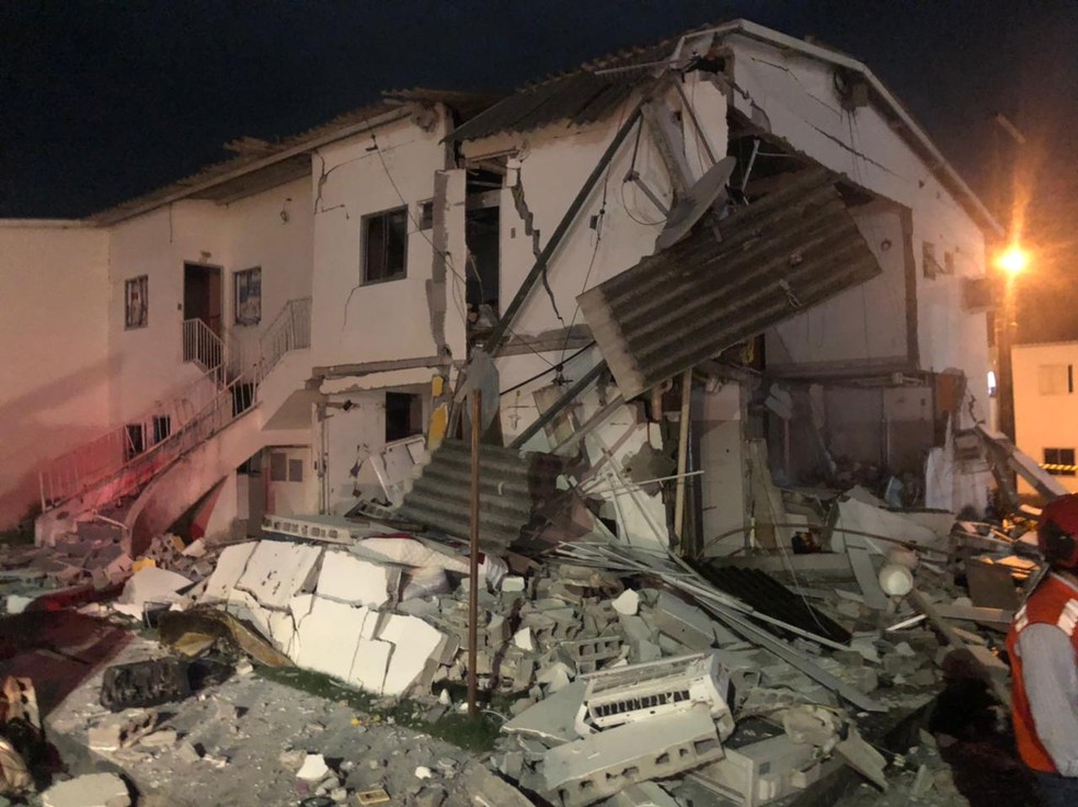 Explosão destrói parte de prédio residencial em Manaus. — Foto: Divulgação/Defesa Civil