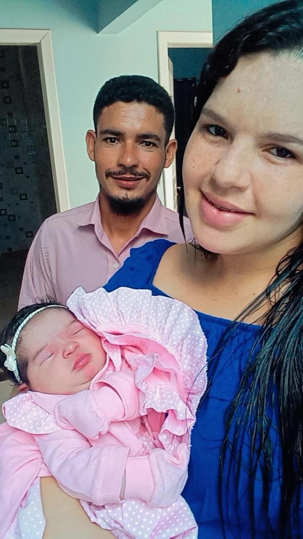 Gleicevania dos Santos junto com o esposo Mauri Batista da Silva e a filha recém-nascida — Foto: Reprodução/Redes Sociais 