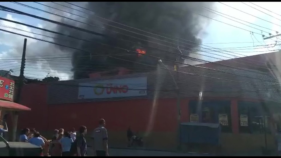 Um incêndio atingiu um supermercado na Rua Lino Teixeira, 275, no Jacaré. — Foto: Reprodução Redes Sociais