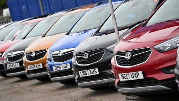 A produção de carros diminuiu, o que causou falta de veículos novos e aumento de preços dos usados (Foto: Getty Images via BBC News)