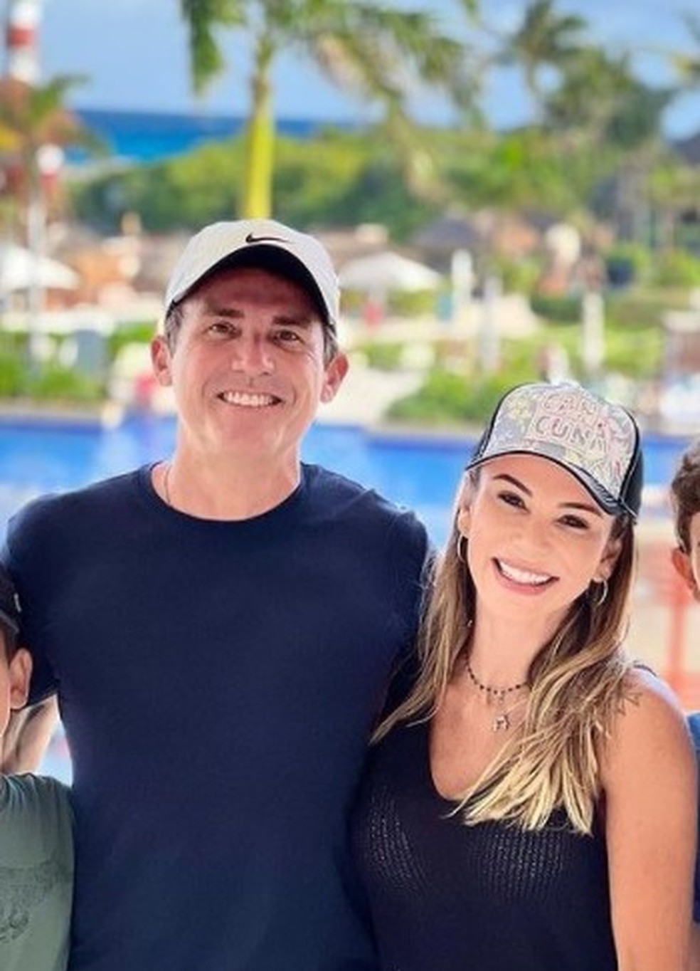 O empresário Rodrigo Caseli e a mulher dele chegaram no resort para passar as férias — Foto: Redes sociais