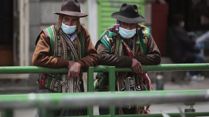 Enquanto outros países da região são atingidos pelo aumento de preços, os bolivianos até agora foram poupados (Foto: Gaston Brito/Getty via BBC News)