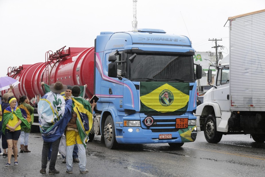Caminhoneiros bolsonaristas fecham acesso à BR-101, no Rio, em protesto contra a vitória de Lula