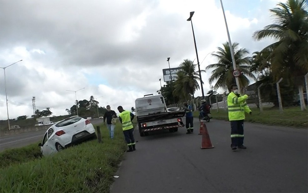 Carro de passeio cai em córrego após bater em ônibus na BR 324, na manhã desta terça. — Foto: Reprodução / TV Bahia
