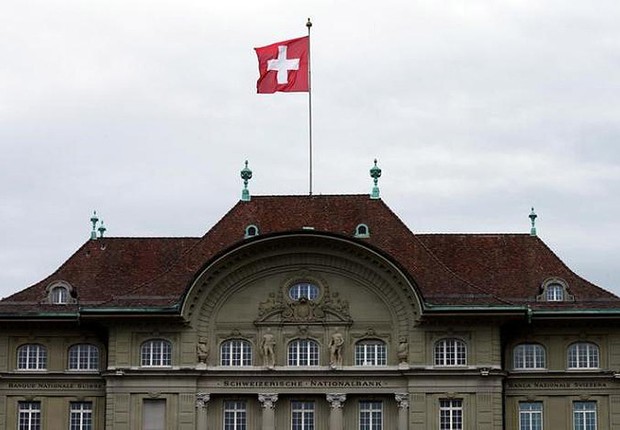 Bandeira da Suíça é vista no topo da sede do Banco Nacional da Suíça SNB em Berna (Foto: Ruben Sprich/Arquivo/Reuters)