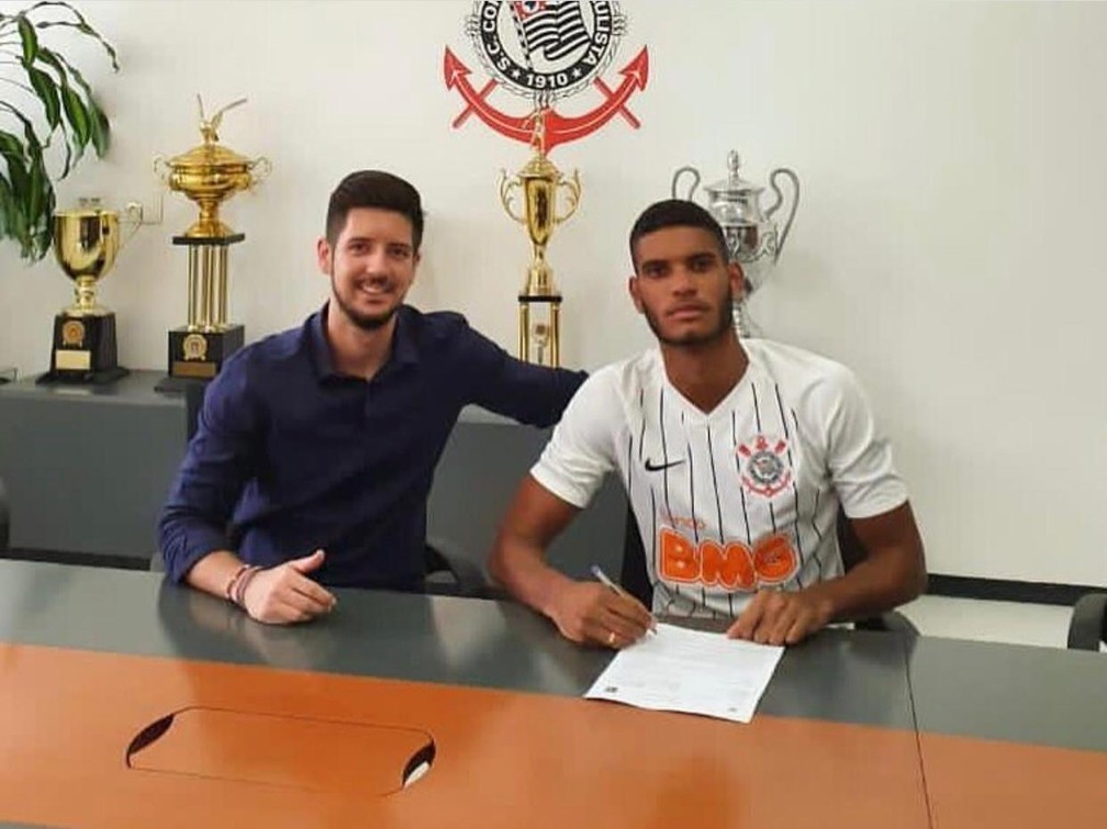 Sub-23 do Corinthians oficializa empréstimo de zagueiro do Vitória