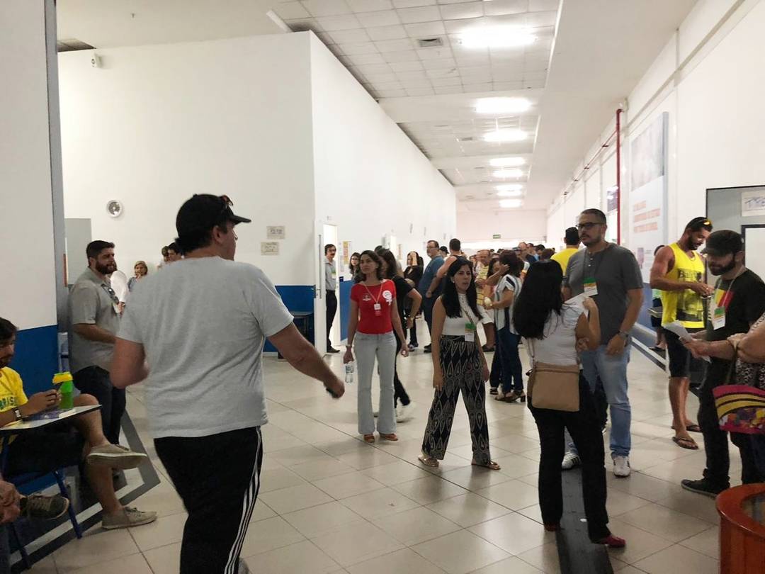 Eleitores ainda encontram longas filas para votar na UnP da Avenida Roberto Freire