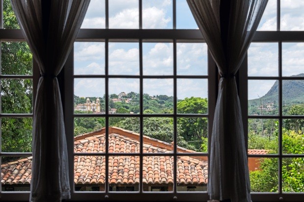 A casa é obra e criação de Gustavo: ele desenhou as janelas de forma que não perdesse a vista para a serra (Foto: Lufe Gomes / Editora Globo)
