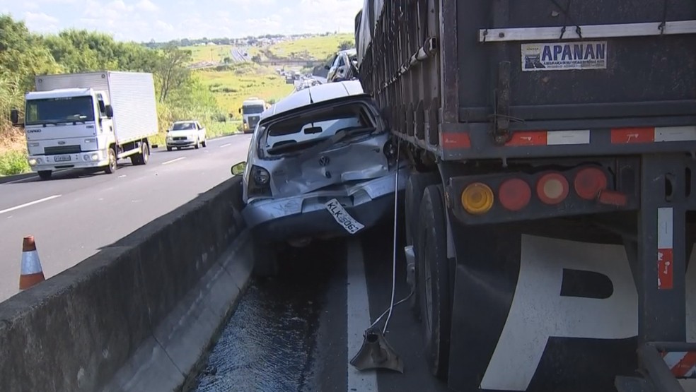 Trânsito estava lento e caminhão não conseguiu frear (Foto: Reprodução/TV TEM)