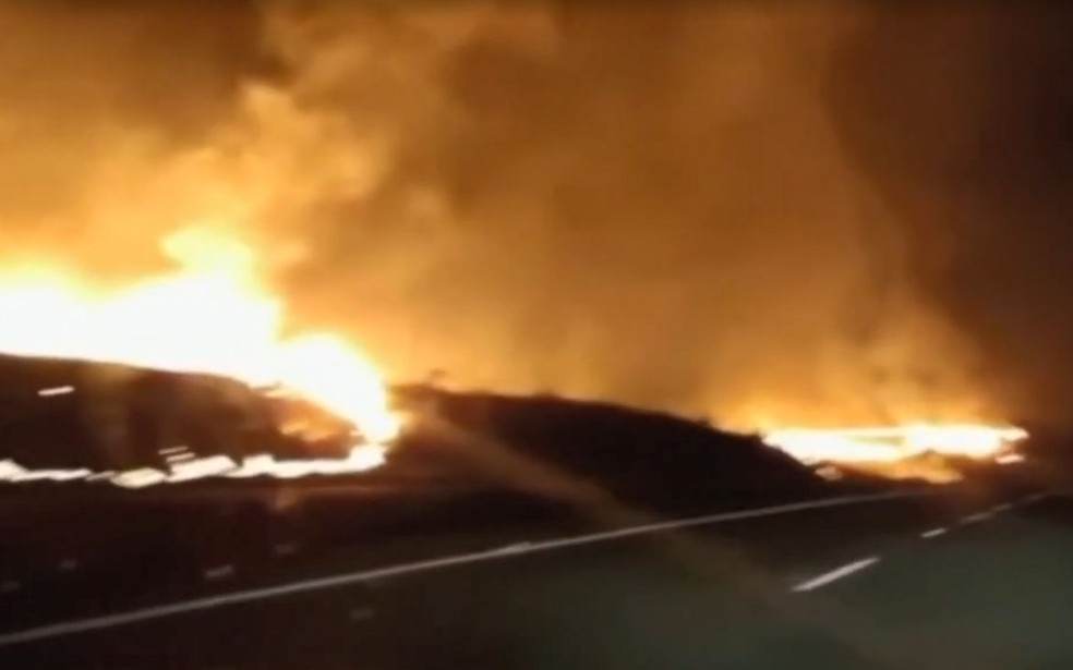 Fogo atingiu a área bem próxima da rodovia que liga Bauru a Arealva  — Foto: TV TEM / Reprodução 