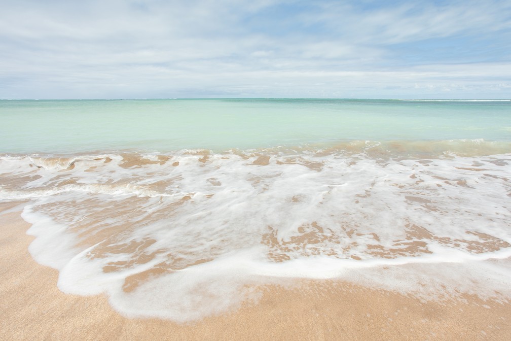 Praia de Lages: ondas levinhas, mar de cor "caribenha" e com agitação na medida certa — Foto: Celso Tavares/G1