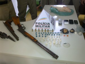 Drogas e armas apreendidas pela PM na casa de candidato a vereador de Joaíma/MG. (Foto: Polícia Militar)