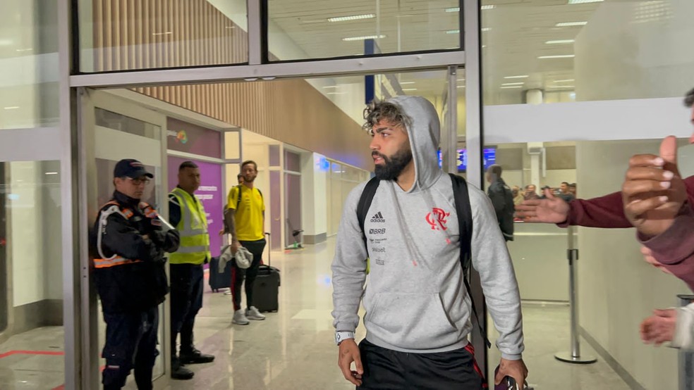 Gabigol no desembarque do Flamengo &mdash; Foto: Leticia Marques