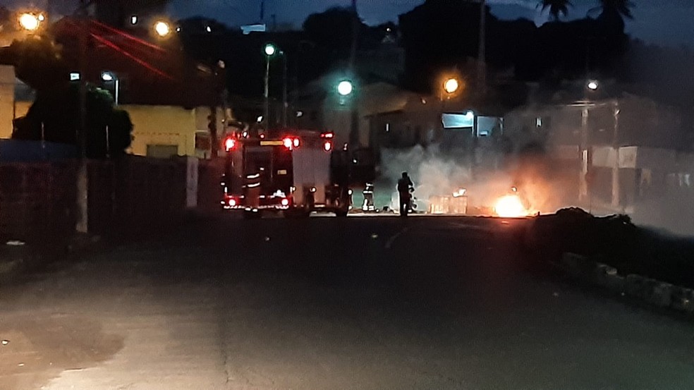 Moradores colocaram fogo em pneus e fecharam Avenida do Contorno, na Zona Leste de Natal — Foto: Sérgio Henrique Santos/Inter TV Cabugi