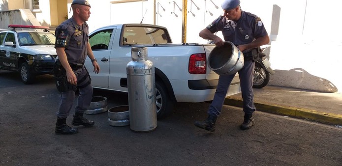 Droga foi transportada dentro de botijões de gás — Foto: Heloise Hamada/TV Fronteira