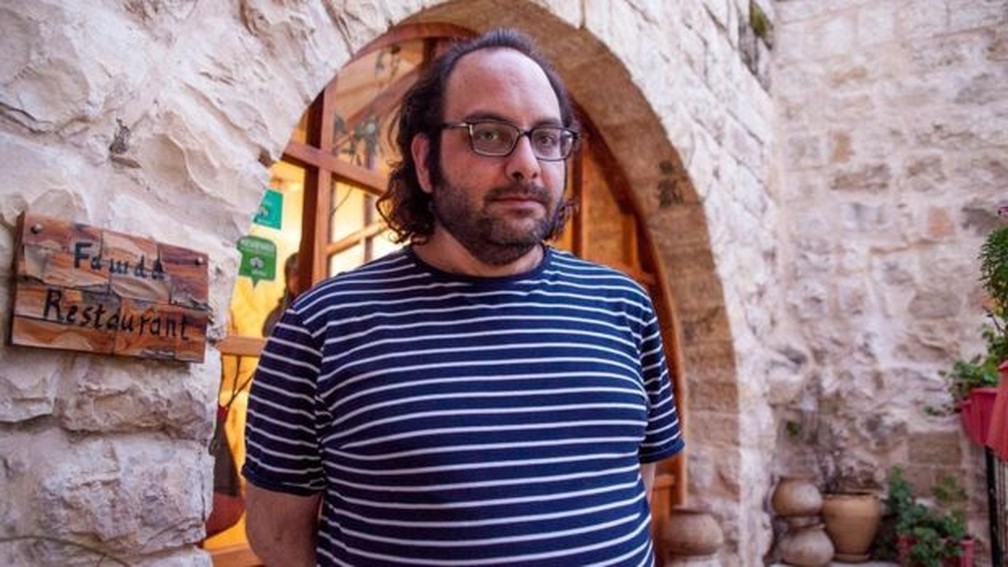 No restaurante Fawda, o chef Fadi Kattan serve pratos inspirados nos ideais herdados de seus bisavós palestinos — Foto: Tessa Fox/BBC News