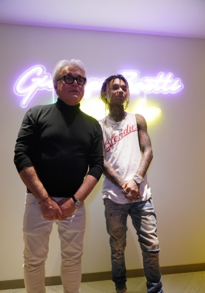 O designer Giuseppe Zanoti e o rapper Swae Lee (Foto: Divulgação)