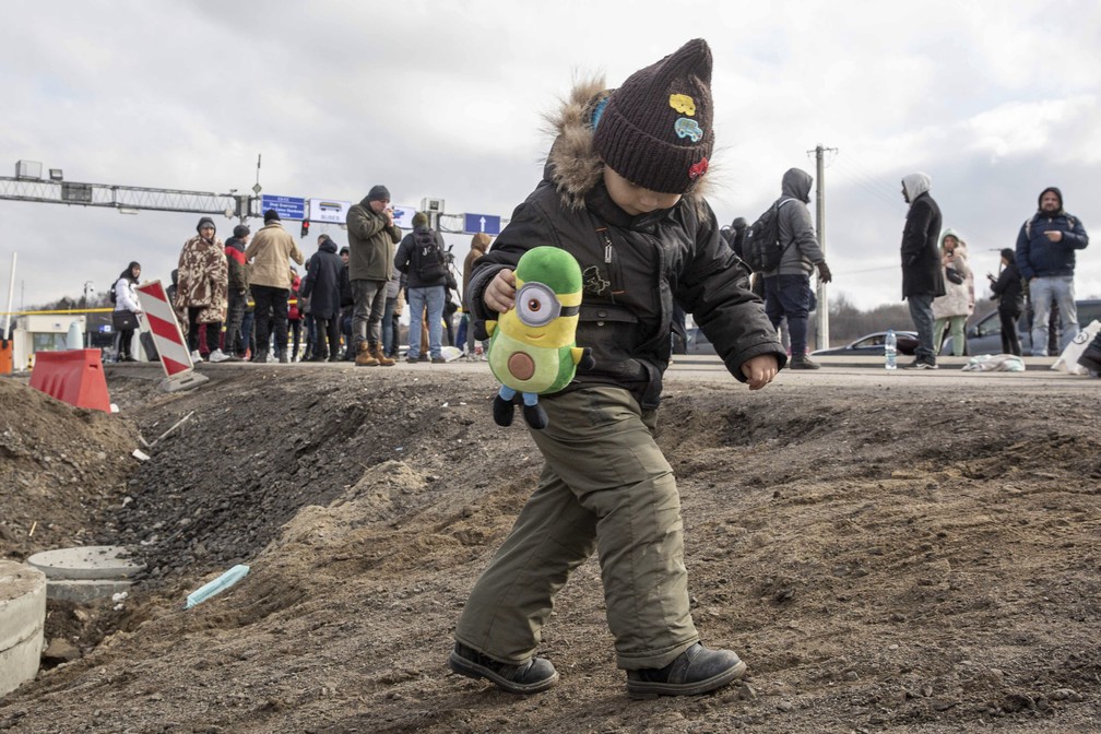 28 de fevereiro - Uma criança refugiada fugindo do conflito na Ucrânia segura um brinquedo que recebeu ao cruzar a fronteira em Medyka, na Polônia, nesta segunda (28) — Foto: Visar Kryeziu/AP