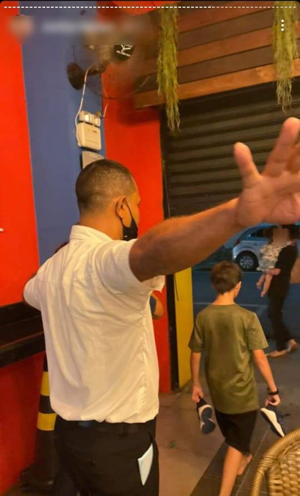 Uma mãe denunciou, em redes sociais e na Polícia Civil, que o filho dela, de 10 anos, foi supostamente agredido pelos pais de outra criança no parquinho de um restaurante no bairro Quilombo, em Cuiabá — Foto: Instagram/Reprodução