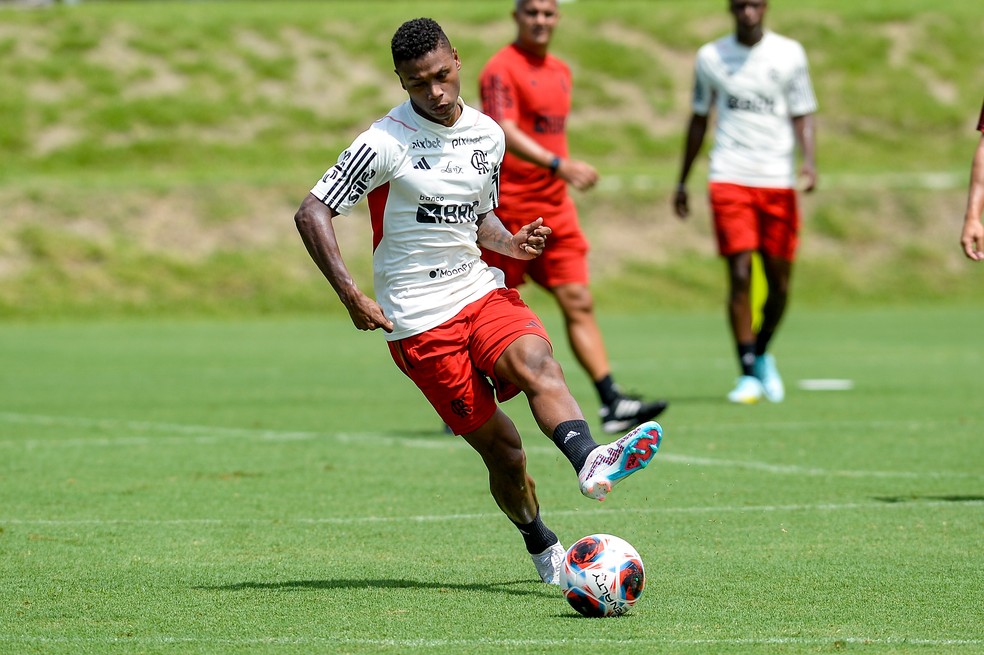 Matheus Fran&ccedil;a em treino do Flamengo &mdash; Foto:  Marcelo Cortes