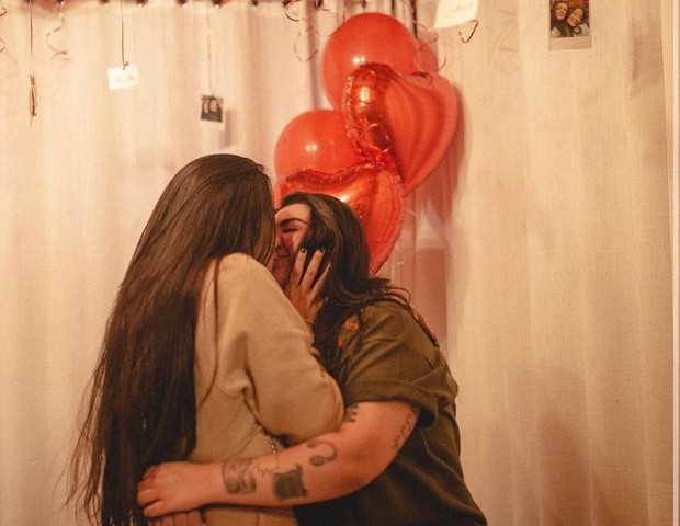 Yasmin Santos fez surpresa para pedido de namoro a influenciadora digital Ana Sprot (Foto: Reprodução/ Instagram)