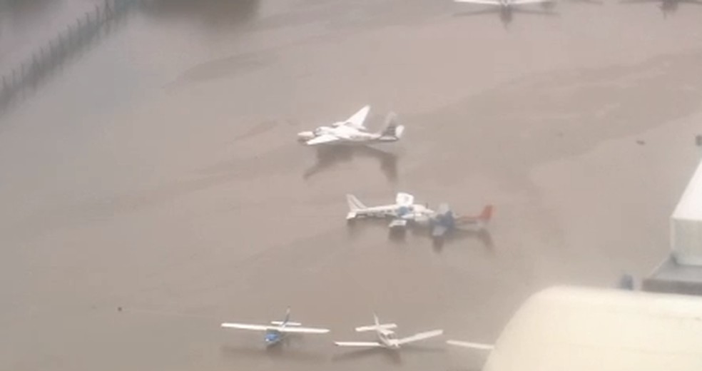 Aviões em alagamento Campo de Marte, em Santana, na Zona Norte de São Paulo. — Foto: Reprodução/TV Globo