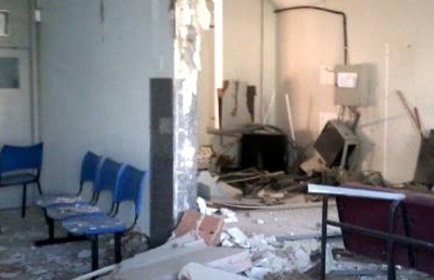 Agência fica destruída após explosão de caixas eltrônicos em Corumbaíba, Goiás (Foto: Reprodução/ TV Anhanguera)