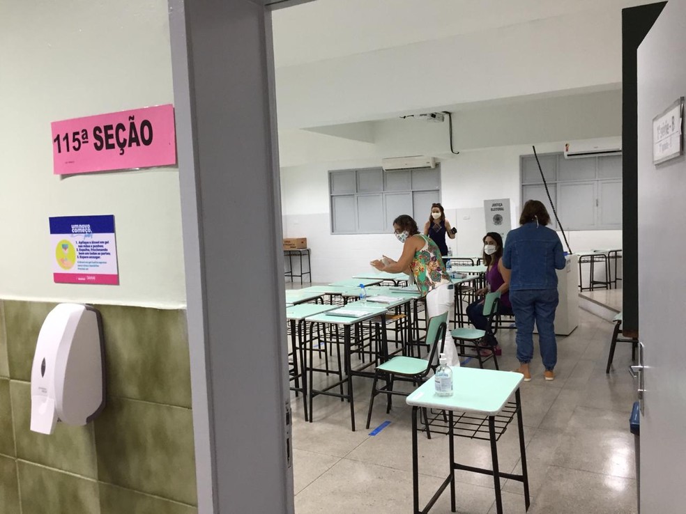 Mesários e eleitores circulam em seção no Recife, na eleição municipal de 2020 — Foto: Mônica Silveira/TV Globo