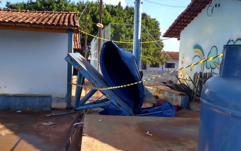 Funcionária morre após ser atingida por caixa d’água de escola que passava por reforma em distrito de Cristalina, Goiás — Foto: Reprodução/TV Anhanguera