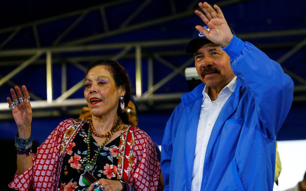 Ortega e sua mulher, Rosario Murillo, durante comemorações da Revolução Sandinista (Foto: Reuters/Oswaldo Rivas)