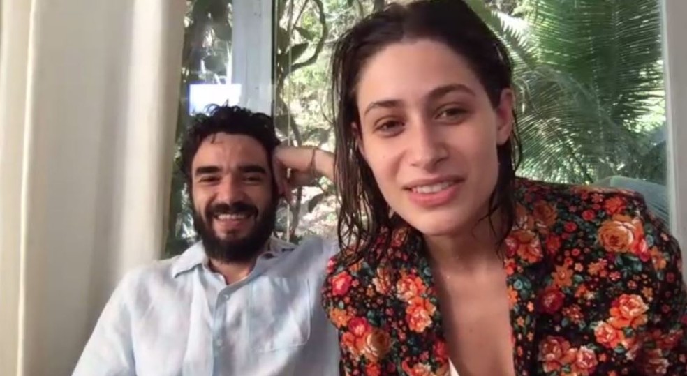 Caio Blat e Luisa Arraes gravaram série no apartamento da atriz — Foto: Reprodução internet