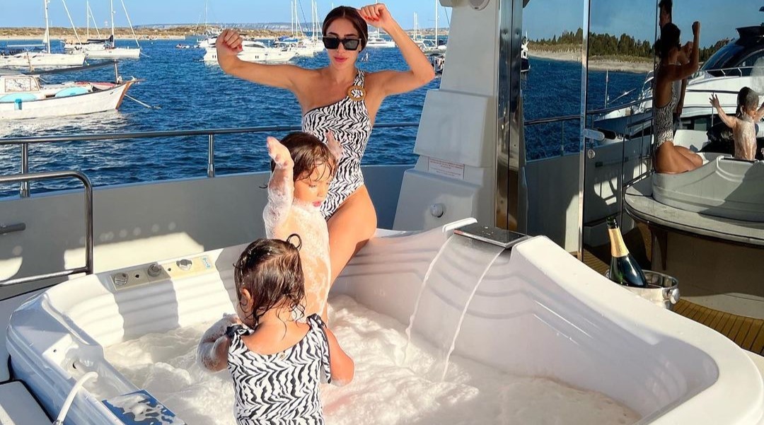 Romana Novais combina biquíni com a filha ao mostrar diversão da família em banheira de espuma dentro de iate (Foto: Reprodução/ Instagram)