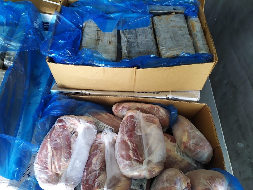 Droga estava escondida em meio a carregamento de carne congelada — Foto: Divulgação/Receita Federal