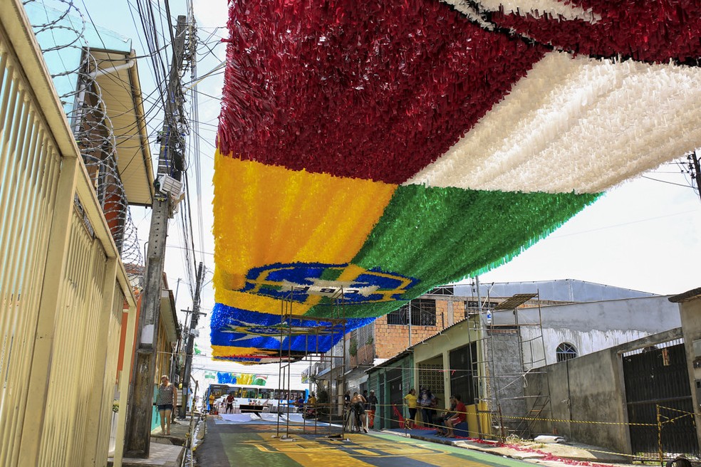 Rua enfeitada para Copa, em Manaus. — Foto:  João Viana/Semcom