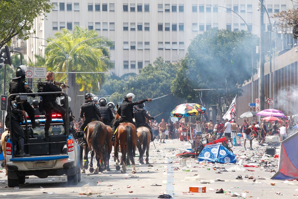 Festa do Flamengo termina em confusão no Centro do Rio — Foto: MARCELO DE JESUS EIRELI