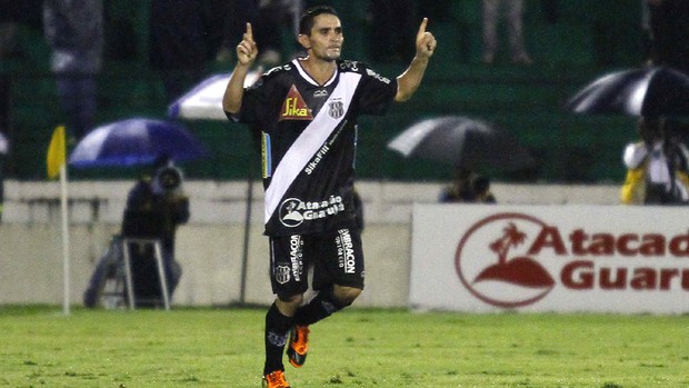 Caio comemora gol da Ponte Preta no dérbi (Foto: Gustavo Tilio/ Globoesporte.com)