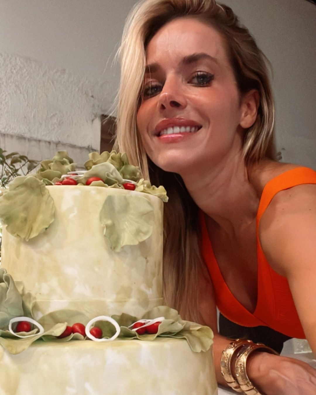 Monique Alfradique ganhou bolo temático de 'salada' (Foto: reprodução Instagram )