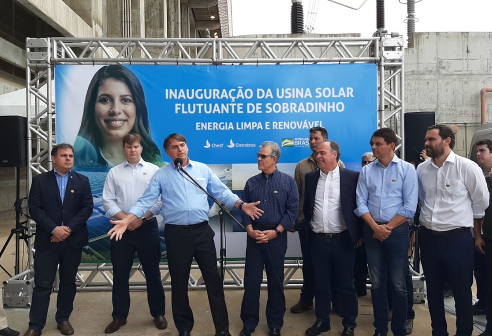 ApÃ³s inauguraÃ§Ã£o, Bolsonaro concedeu coletiva em Sobradinho â€” Foto: JÃºlio CÃ©sar/TV Bahia