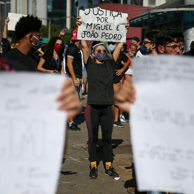 SAO PAULO, BRAZIL - JUNE 07: A protester wearing a mask holds a sign with names of dead victims of racism in Largo da Batata during a protest amidst the coronavirus (COVID-19) pandemic on June 7, 2020 in Sao Paulo, Brazil. The group of people gathered to  (Foto: Getty Images)