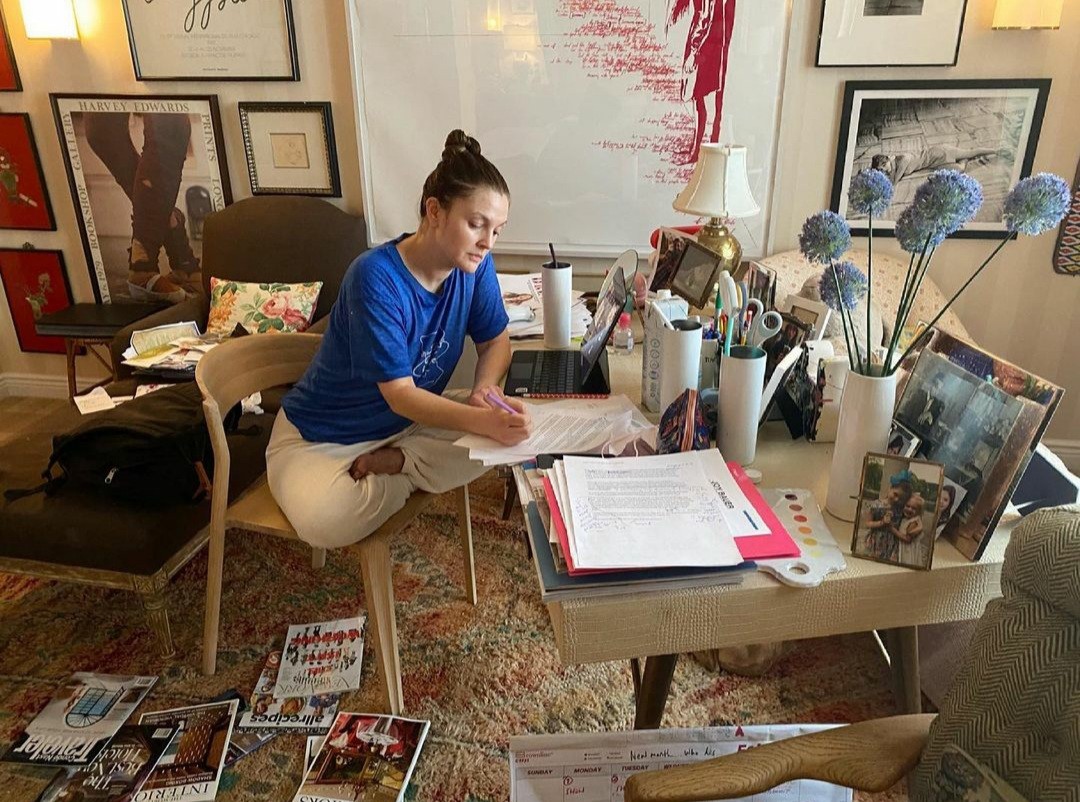 Drew Barrymore trabalha em sua revista, 'Drew', que será lançada em junho  (Foto: Reprodução / Instagram )