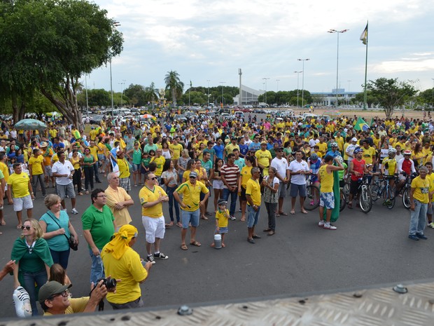 Manifestantes se reuniram na Praça do Cnetro Cívivo neste domigo (13) (Foto: Marcelo Marques/ G1 Roraima)